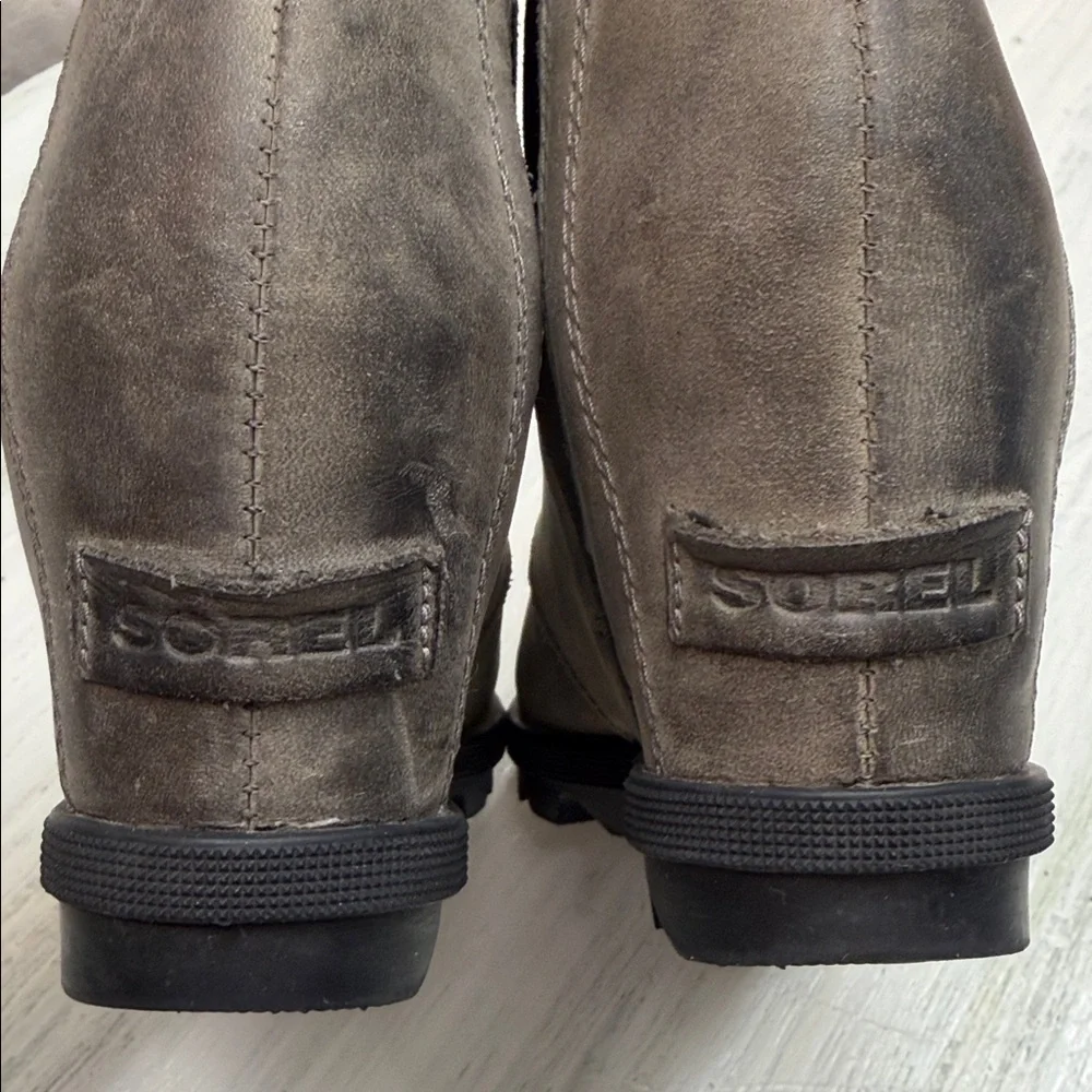 Sorel Joan of Arctic Wedge II Chelsea Taupe Ankle Boots with Black Sole Sz 7.5